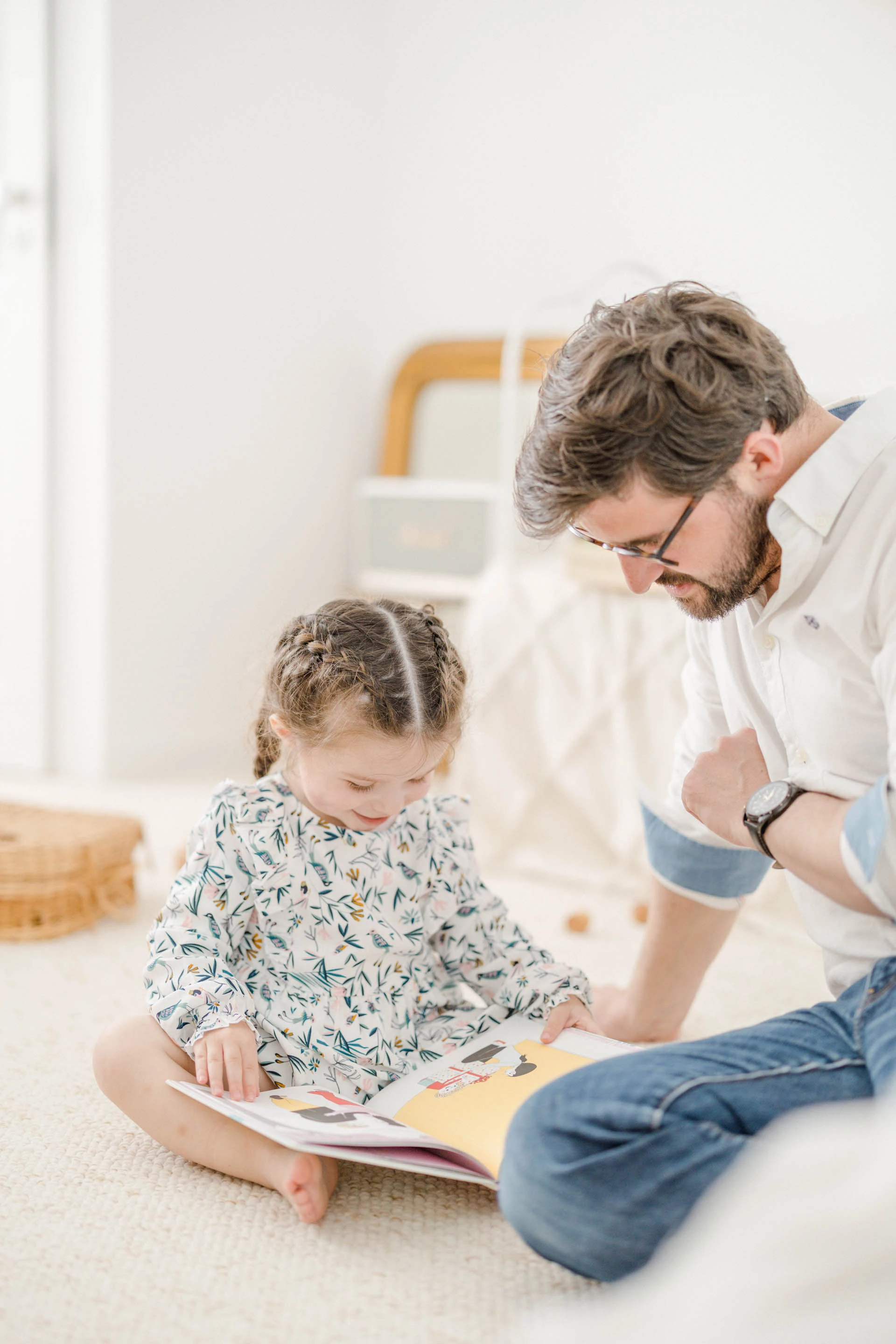 main enfant bonheur jouer avec les enfants gris